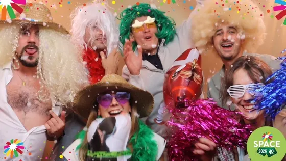Un grand groupe costumé éclate de rire