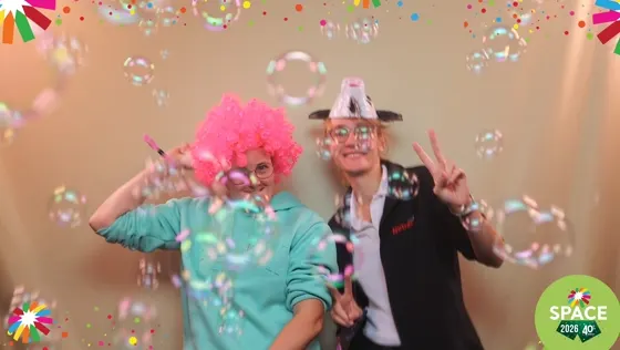 Deux invités posent au milieu des bulles de savon